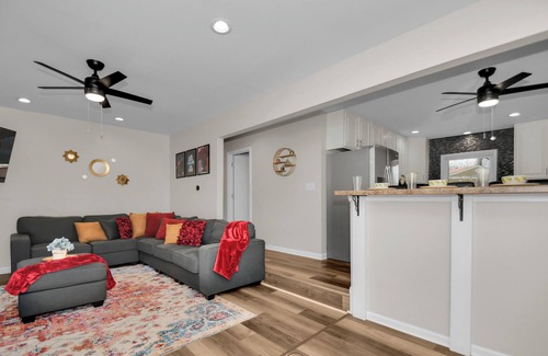 Lake Villa Casa | Peaceful Family & Fur-Friendly home near Navy Base, Gurnee Mills, Six Flags.