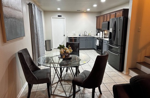 Southeast Arlington Casa | Peaceful Family Retreat – Minutes to AT&T & Rangers Stadiums, Six Flags & More!