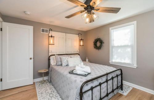 Cedar Rapids Casa | Peaceful Farmhouse Style Czech Village And Newbo Area