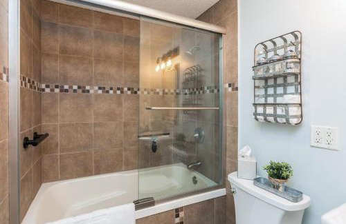 Cedar Rapids Casa | Peaceful Farmhouse Style Czech Village And Newbo Area