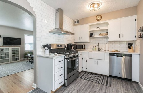 Cedar Rapids Casa | Peaceful Farmhouse Style-Czech Village/Newbo Area