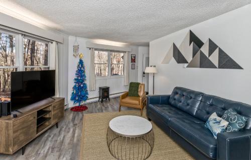 Arden Casa | Peaceful, fun, & funky round home with pool table