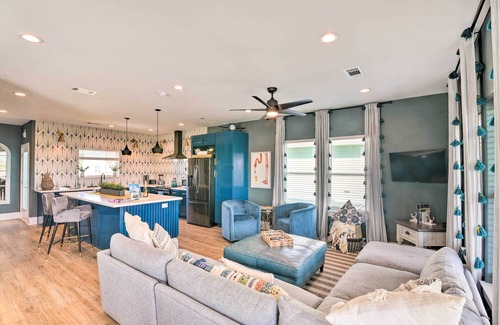Pointe San Luis Casa | Peaceful Galveston Getaway w/ Deck: Walk to Beach