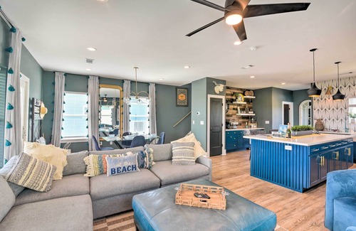 Pointe San Luis Casa | Peaceful Galveston Getaway w/ Deck: Walk to Beach