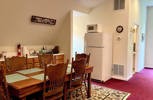 Lexington Cabaña | Peaceful Gardenside cottage 5 minutes from downtown Lexington VA
