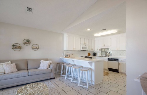 Summer Breeze Condominio | Peaceful Gated Resort-4 Min Walk To Beach! Snowbirds Welcome!