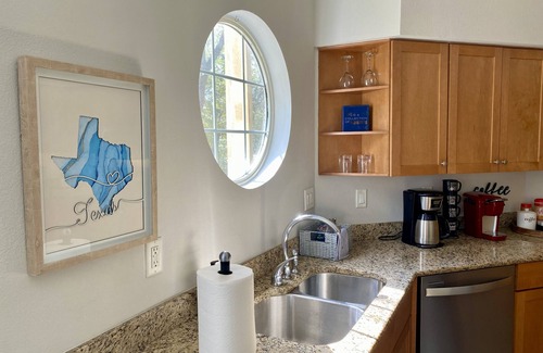 Highland Lake Estates Condominio | Peaceful Getaway at Island of Lake Travis- Beautifully decorated- Huge patio!