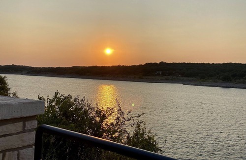 Highland Lake Estates Condominio | Peaceful Getaway at Island of Lake Travis- Beautifully decorated- Huge patio!