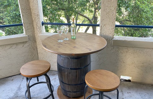 Highland Lake Estates Condominio | Peaceful Getaway at Island of Lake Travis- Beautifully decorated- Huge patio!