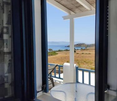Ampelas Apartamento | Peaceful getaway for 2 - amazing sea view/sunbeds!