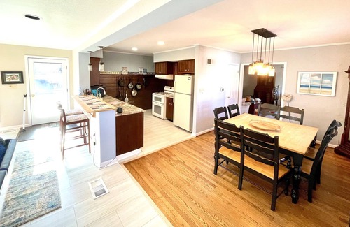 Indianapolis Casa | Peaceful Getaway Scenic Park & River Views in the heart of Broad Ripple Village!