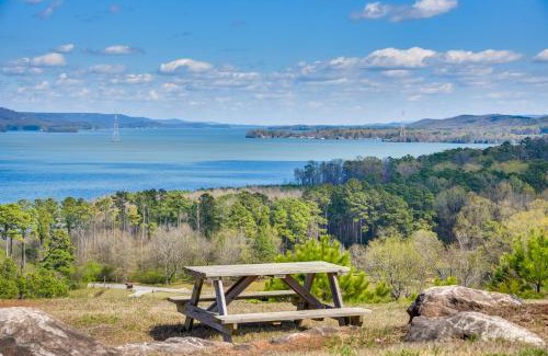 Guntersville Casa | Peaceful Guntersville Cabin Fire Pit, Near Lake!