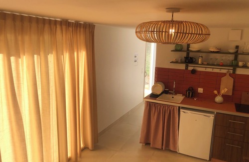 Cuges-les-Pins Apartamento | Peaceful haven in the heart of the Sainte Beaume massif, swimming pool. Beach, Marseille 20 km.