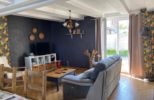 Le Vivier-sur-Mer Casa | Peaceful house with private outdoor space