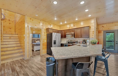 Sevierville Cabina | Peaceful/Indoor-Pool/Wrap-Around-Decks/6BR/Sleeps20