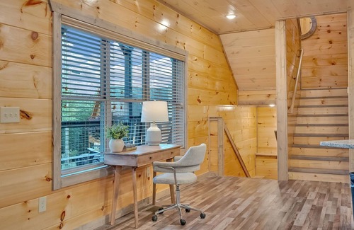 Sevierville Cabina | Peaceful/Indoor-Pool/Wrap-Around-Decks/6BR/Sleeps20