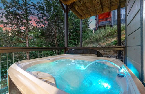 Sevierville Cabina | Peaceful/Indoor-Pool/Wrap-Around-Decks/6BR/Sleeps20