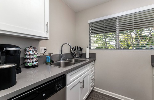 Thousand Oaks Apartamento | Peaceful King Suite near FSAC & Proactive Sports w/Gym Access & 1 Gig WiFi