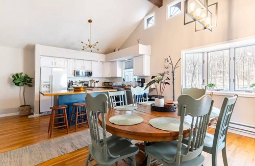 East Stroudsburg Villa | Peaceful Lakefront Retreat! Family & Dog Friendly w/ Private Hot Tub!