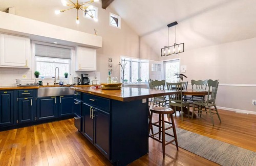 East Stroudsburg Villa | Peaceful Lakefront Retreat! Family & Dog Friendly w/ Private Hot Tub!