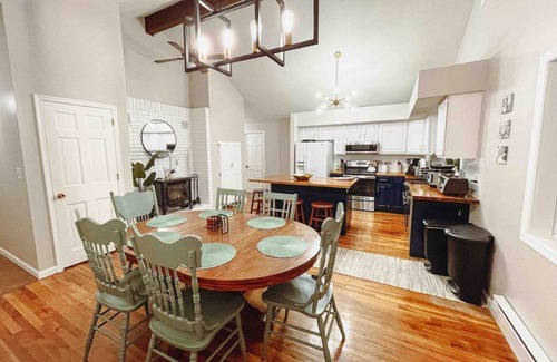 East Stroudsburg Villa | Peaceful Lakefront Retreat! Family & Dog Friendly w/ Private Hot Tub!