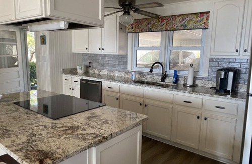 Lake Waccamaw Cabaña | Peaceful Lakefront Cottage