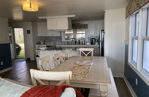 Lake Waccamaw Cabaña | Peaceful Lakefront Cottage