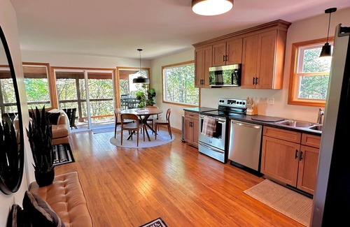 Arrow Point Cabina | Peaceful Lakefront 2 Bedroom Cabin Overlooking Table Lake