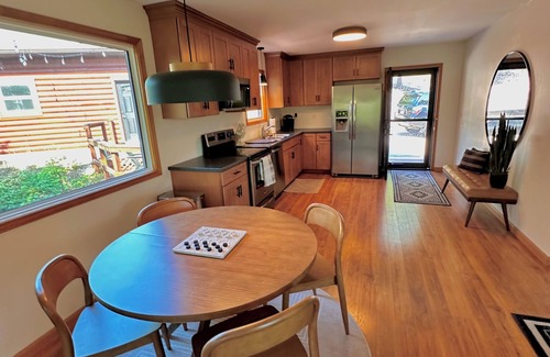 Arrow Point Cabina | Peaceful Lakefront 2 Bedroom Cabin Overlooking Table Lake