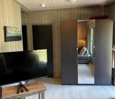 Tjaldal Casa | Peaceful lakefront cabin