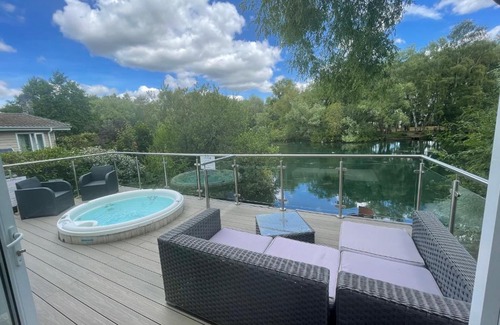 Tattershall Casa | Peaceful Lakeside Lodge LF with hot tub, private fishing peg situated Tattershall Lakes