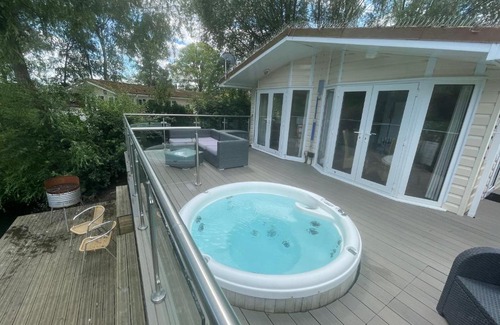 Tattershall Casa | Peaceful Lakeside Lodge LF with hot tub, private fishing peg situated Tattershall Lakes