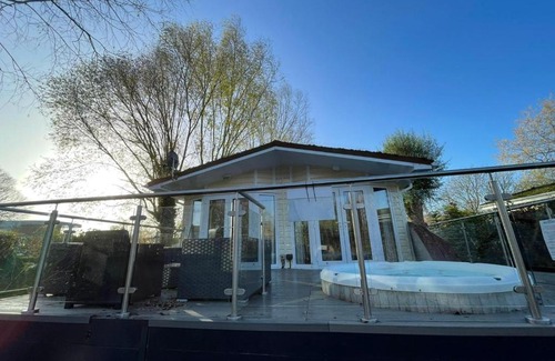 Tattershall Casa | Peaceful Lakeside Lodge LF with hot tub, private fishing peg situated Tattershall Lakes
