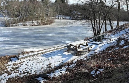 Greenwich Apartamento | Peaceful lakeside retreat in Greenwich [2BR, 1BA]