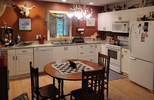 Beaufort Apartamento | Peaceful lodge overlooking a beautiful pond