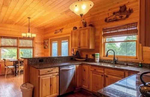 Purlear Cabina | Peaceful Log Cabin near Boone.