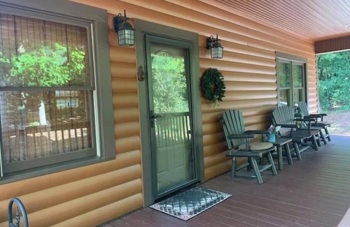Purlear Cabina | Peaceful Log Cabin near Boone.