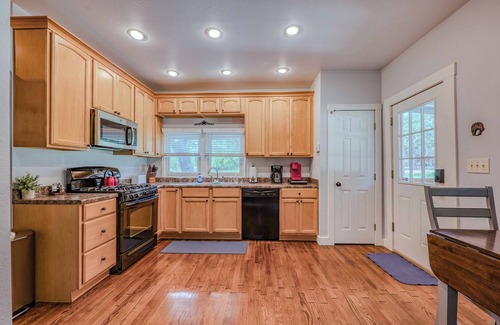 Bandera Casa | Peaceful Lower Downtown Bandera, Pet Friendly w/ Large Fenced Yard, King Bed!