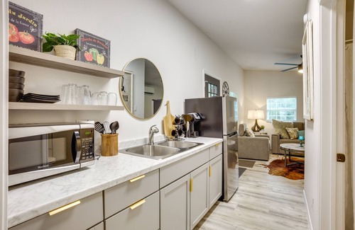 Montgomery Cabaña | Peaceful Montgomery Vacation Rental w/ Porch!