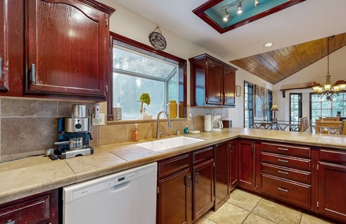 Blue Jay Casa | Peaceful Mountain Escape with Wifi, Deck, Ping Pong-Dogs ok