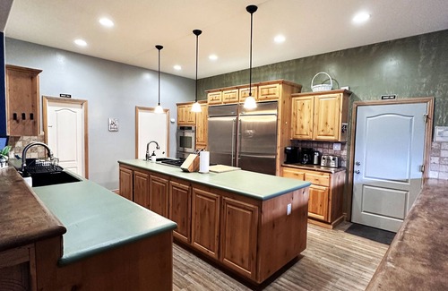 Alta Sierra Cabina | Peaceful Mountain Cabin w/ Hot Tub. Pet Friendly. By Lake Isabella & Kern River.