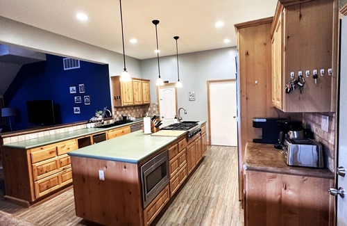 Alta Sierra Cabina | Peaceful Mountain Cabin w/ Hot Tub. Pet Friendly. By Lake Isabella & Kern River.