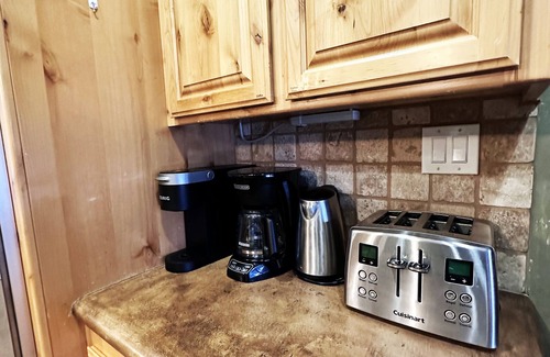 Alta Sierra Cabina | Peaceful Mountain Cabin w/ Hot Tub. Pet Friendly. By Lake Isabella & Kern River.