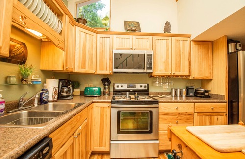 Sevierville Cabina | Peaceful Mountain Cabin Chalet & Wonderful Outdoor Living Space and Sports bar.