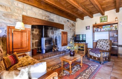 Neuveglise-sur-Truyere Casa | Peaceful Mountain Retreat