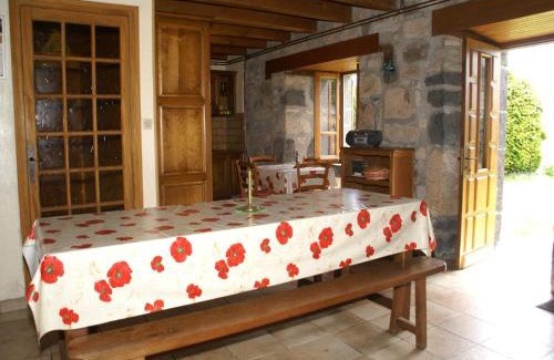 Neuveglise-sur-Truyere Casa | Peaceful Mountain Retreat