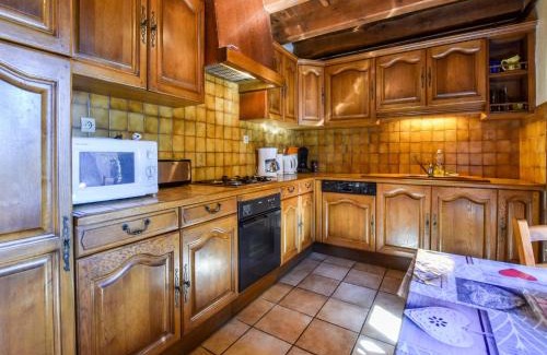 Neuveglise-sur-Truyere Casa | Peaceful Mountain Retreat