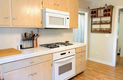 Stanardsville Casa | Peaceful mountain farmhouse, close to Shenandoah NP, wineries and more