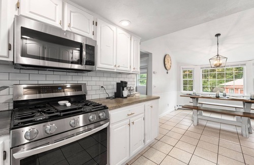 East Greenwich Casa | Peaceful Oasis minutes to T.F. Green International Airport, Main Street & more