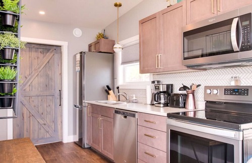 Hunts Point Cabaña | Peaceful Oceanfront Cabine Hot Tub, Sauna-All Weather Domes-Private